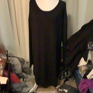 Athleta szXL raglan sleeves with thumb holes it’s in the color black crew neck